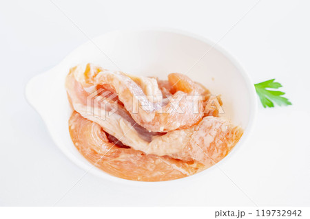 味付けして片栗粉をまぶした鶏むね肉 味付けして片栗粉をまぶした鶏むね肉 119732942