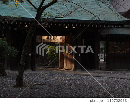 山内神社の西参道の門(東から見た西神門の夕日を浴びた扉と門幕) 山内神社の西参道の門(東から見た西神門の夕日を浴びた扉と門幕) 119732988