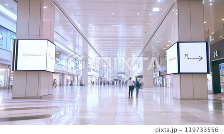 駅通路やショッピングセンター、地下道にあるようなデジタルサイネージ・広告看板 119733556