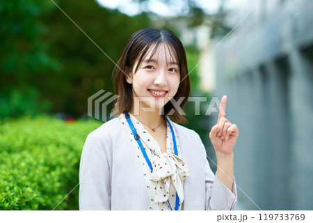 人差し指を立てるビジネスウーマン 119733769