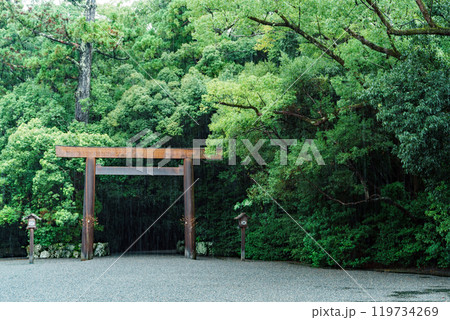 伊勢神宮外宮 雨の火除橋の鳥居 伊勢神宮外宮 雨の火除橋の鳥居 119734269
