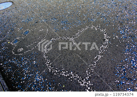 【岐阜】秋の下呂温泉　道路に描かれたカエルとハートマーク 119734374