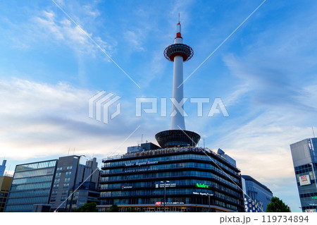 夕暮れの空に京都タワー 夕暮れの空に京都タワー 119734894