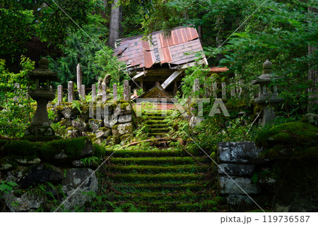 崩壊した神社のお堂 崩壊した神社のお堂 119736587