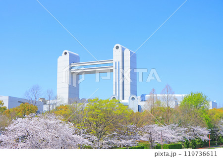 春の愛知県名古屋市、満開の桜と名古屋国際会議場の風景 119736611
