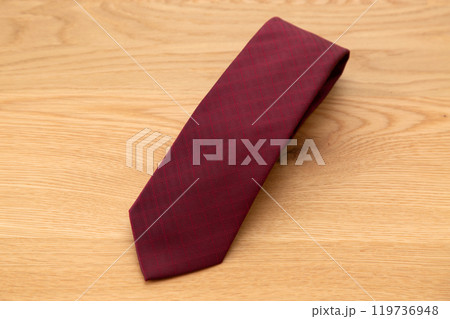 赤色のネクタイ 119736948
