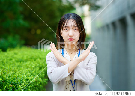 ネガティブなポーズをとるビジネスウーマン 119736963