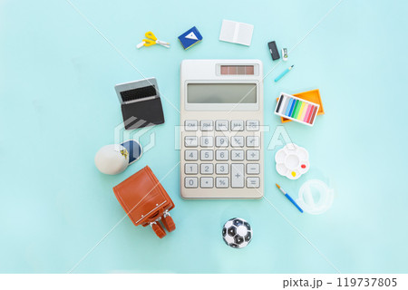 お金のイメージ 子どもの教育費 電卓とミニチュアの学用品 119737805