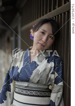 格子戸に立つ若い浴衣の女性 格子戸に立つ若い浴衣の女性 119738751