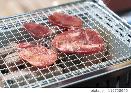 バーベキューの調理風景。牛タン、牛肉。 バーベキューの調理風景。牛タン、牛肉。 119738946