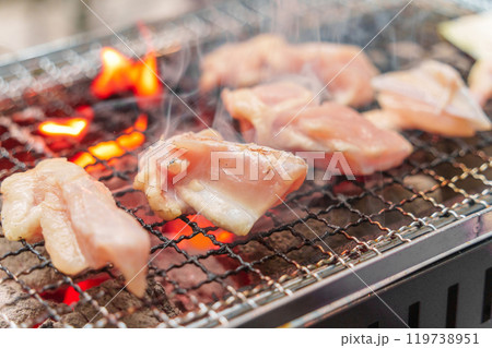 バーベキューの調理風景。鶏肉の軟骨（ヤゲン）。 119738951