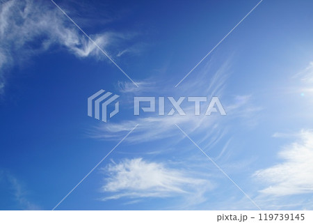 青空に浮かぶ白い雲 119739145