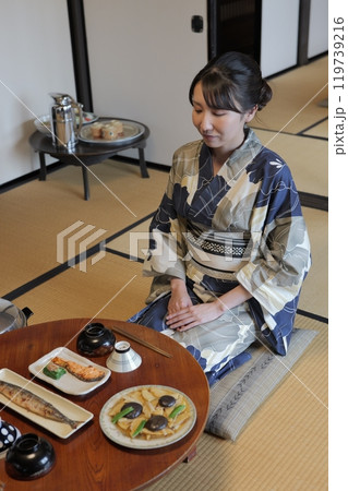 昭和の円卓に座る若い浴衣の女性 119739216