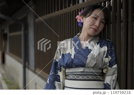 格子戸に立つ若い浴衣の女性 格子戸に立つ若い浴衣の女性 119739218