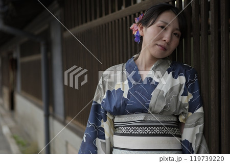 格子戸に立つ若い浴衣の女性 格子戸に立つ若い浴衣の女性 119739220