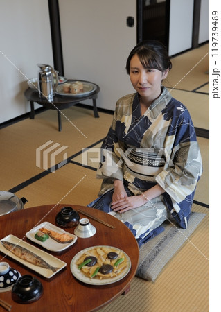 昭和の食事 円卓に座る若い浴衣の女性 昭和の食事 円卓に座る若い浴衣の女性 119739489