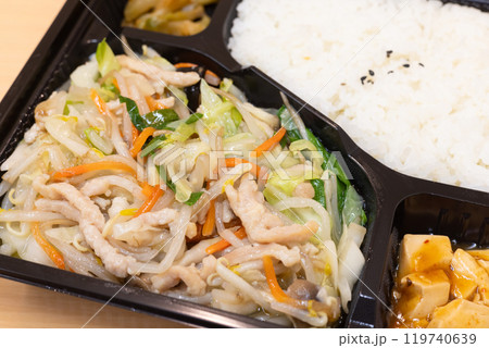 おいしい中華弁当、豚肉と野菜の塩炒め弁当 おいしい中華弁当、豚肉と野菜の塩炒め弁当 119740639