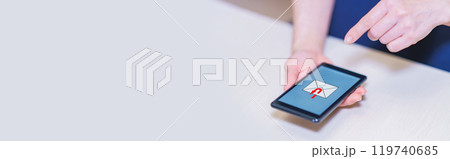 フィッシング や スミッシング による 個人情報 の 流失【 情報漏洩 の イメージ 】 フィッシング や スミッシング による 個人情報 の 流失【 情報漏洩 の イメージ 】 119740685