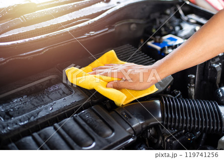 Cleaning the engine bay Cleaning the engine bay 119741256