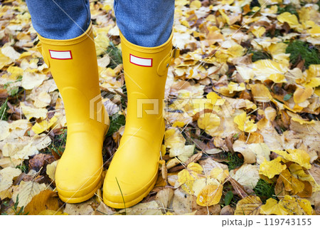 girl in yellow rubber 119743155