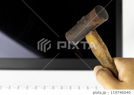 ノートパソコンをハンマーで壊すイメージ(男性、手元、顔無し) ノートパソコンをハンマーで壊すイメージ(男性、手元、顔無し) 119746040