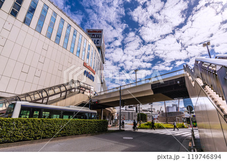 日本の東京都市景観　小田急ハルクや新宿西口ロータリー入口にある歩道橋などを望む＝10月21日 119746894