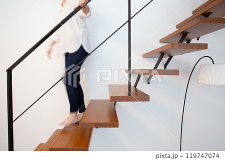 スケルトン階段、人物、日本人、スタイリッシュ スケルトン階段、人物、日本人、スタイリッシュ 119747074