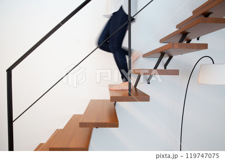 スケルトン階段、人物、日本人、スタイリッシュ 119747075