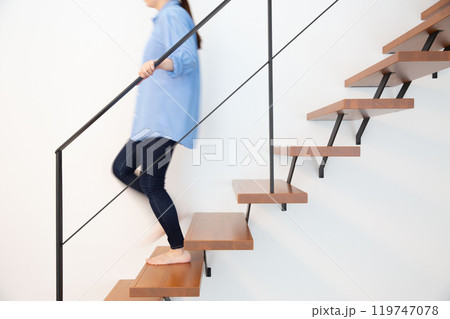 スケルトン階段、人物、日本人、スタイリッシュ 119747078