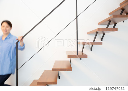 スケルトン階段、人物、日本人、スタイリッシュ スケルトン階段、人物、日本人、スタイリッシュ 119747081