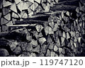 積み重ねられた古い薪 119747120