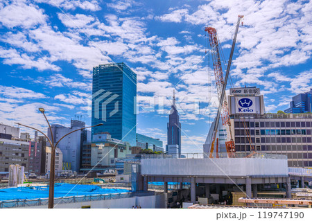 日本の東京都市景観 新宿駅前や西口再開発などを望む。右は KEIO新宿駅や京王百貨店＝10月21日 119747190