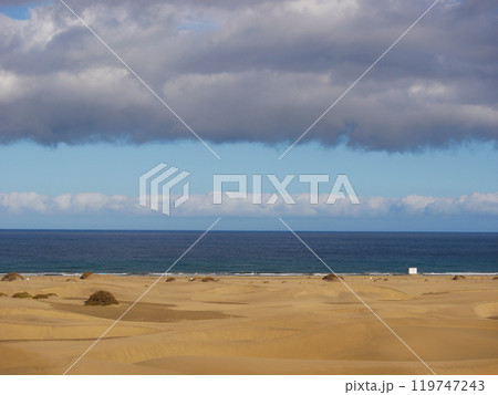Sandy beach in Maspalomas, Gran Canaria at dusk with cloudy sky. Seascape background wallpaper with copy space Sandy beach in Maspalomas, Gran Canaria at dusk with cloudy sky. Seascape background wallpaper with copy space 119747243