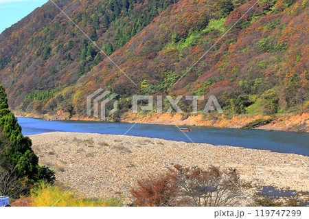 紅葉の中を進む最上川舟下り 紅葉の中を進む最上川舟下り 119747299