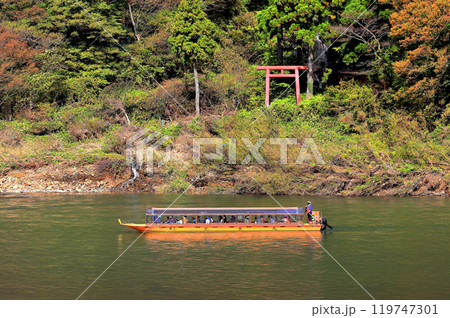 紅葉の中を進む最上川舟下り 119747301
