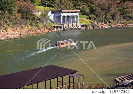 紅葉の中を進む最上川舟下り 119747309