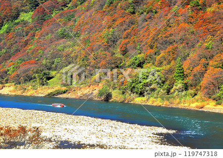 紅葉の中を進む最上川舟下り 119747318