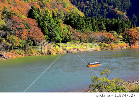 紅葉の中を進む最上川舟下り 119747327