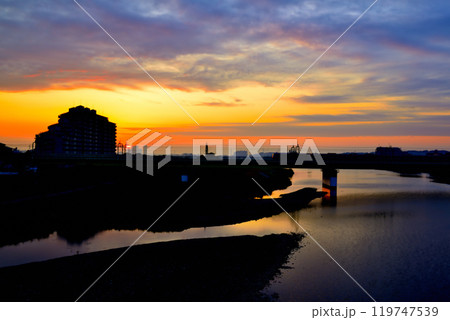 登戸　多摩川水道橋から見た朝焼けの小田急線の風景 119747539