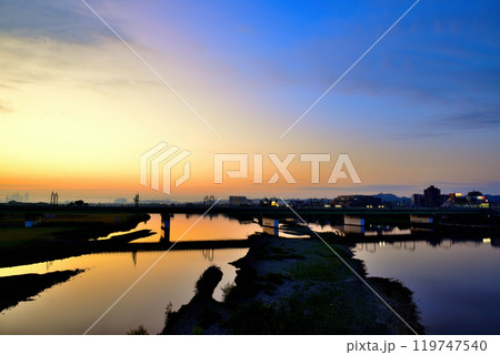 登戸 多摩川水道橋から見た朝焼けの小田急線の風景 登戸 多摩川水道橋から見た朝焼けの小田急線の風景 119747540