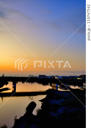 登戸 多摩川水道橋から見た朝焼けの小田急線の風景 登戸 多摩川水道橋から見た朝焼けの小田急線の風景 119747542