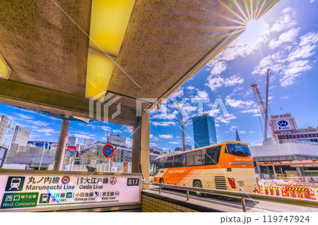 日本の東京都市景観 新宿駅西口再開発。手前は出入口B17…＝10月21日 119747924