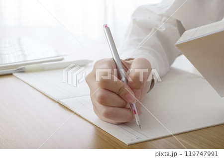 勉強に取り組む女子高生（顔無し） 119747991