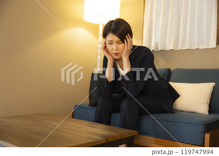 夜のリビングの女性 夜のリビングの女性 119747994