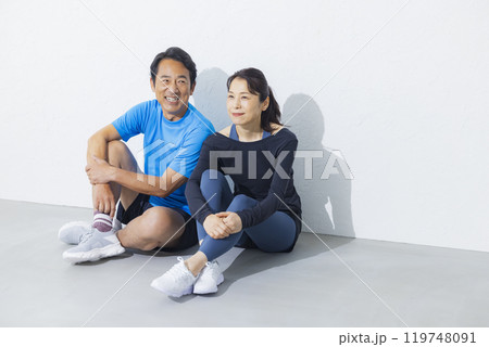 スポーツウェアのミドルカップル　　 119748091