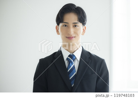 若いビジネスマン　 119748103