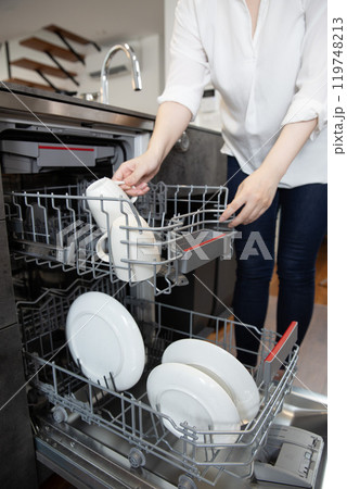 食洗器、日本人の女性、キッチン 119748213