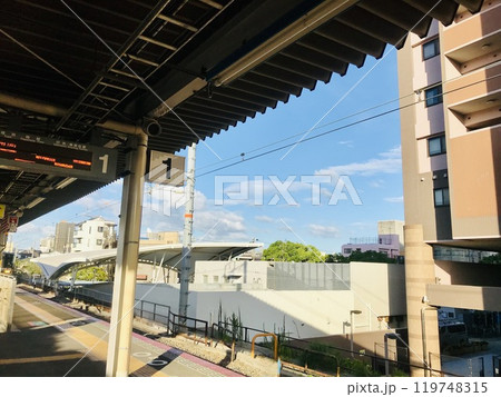 駅のホームから見る街並み 119748315