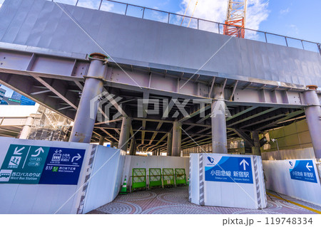 日本の東京都市景観 新宿駅西口再開発。早くも新宿駅西口前を覆い尽くす鉄骨（京王百貨店側から）＝21日 119748334