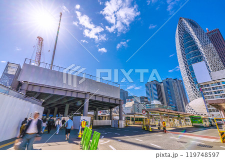 日本の東京都市景観 新宿駅西口再開発。早くも新宿駅西口前を覆い尽くす鉄骨（京王百貨店方向）＝21日 119748597